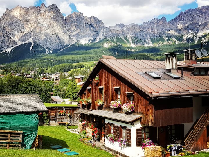 Scopri la tua oasi di lusso nel cuore delle Dolomiti! Questo splendido appartamento di circa 100 ...