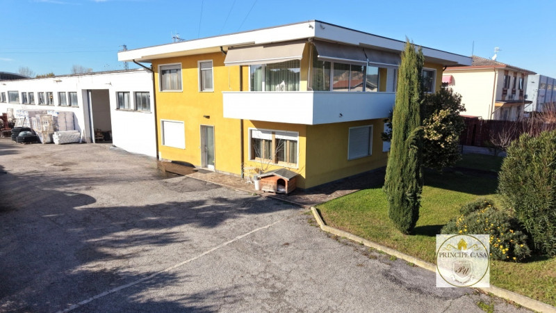 Rif. CAP06 - Situato nella rinomata zona industriale di Monselice, proponiamo in vendita capannon...