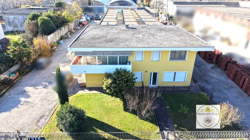 Rif. CAP06 - Situato nella rinomata zona industriale di Monselice, proponiamo in vendita capannon...