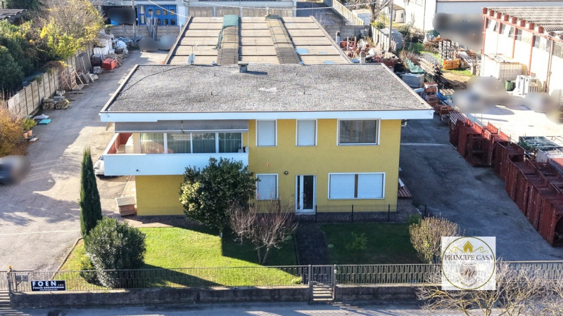 Rif. CAP06 - Situato nella rinomata zona industriale di Monselice, proponiamo in vendita capannon...