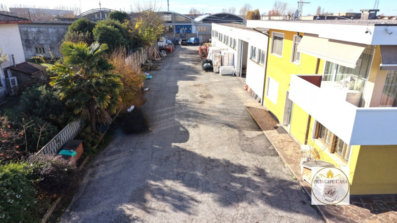 Rif. CAP06 - Situato nella rinomata zona industriale di Monselice, proponiamo in vendita capannon...