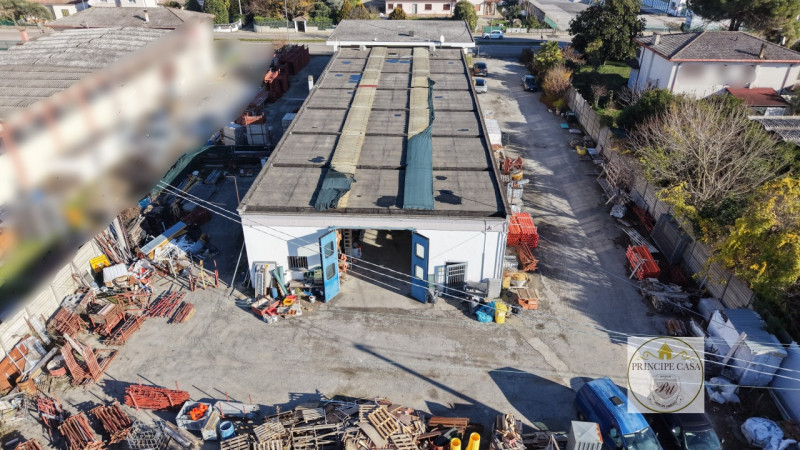 Rif. CAP06 - Situato nella rinomata zona industriale di Monselice, proponiamo in vendita capannon...