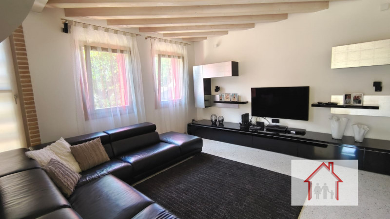 CASA SINGOLA CON AMPIO GIARDINO A SIGNORESSA

Proponiamo in esclusiva una casa singola situata ne...