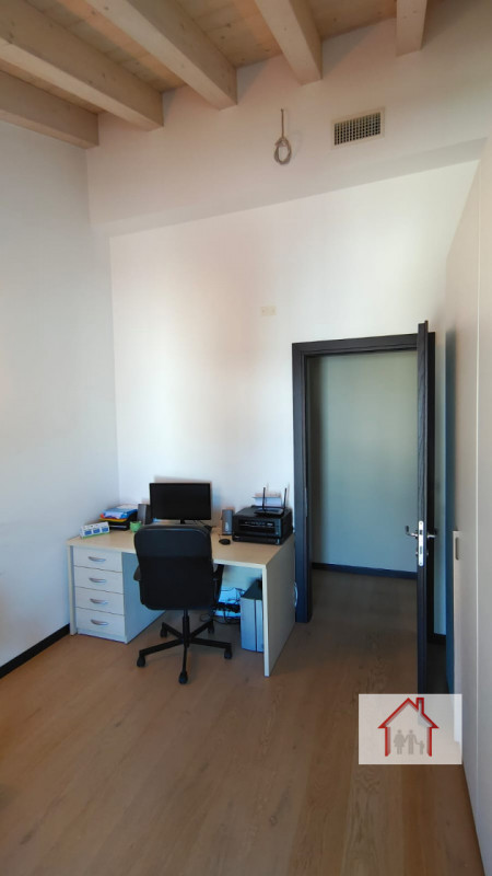 CASA SINGOLA CON AMPIO GIARDINO A SIGNORESSA

Proponiamo in esclusiva una casa singola situata ne...