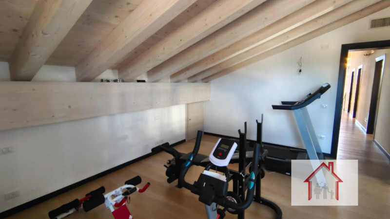 CASA SINGOLA CON AMPIO GIARDINO A SIGNORESSA

Proponiamo in esclusiva una casa singola situata ne...