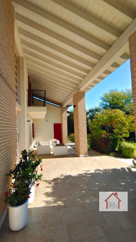 CASA SINGOLA CON AMPIO GIARDINO A SIGNORESSA

Proponiamo in esclusiva una casa singola situata ne...