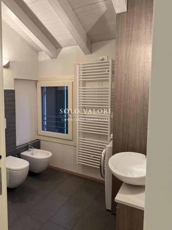 Rif. A907 (per info  392 6956333 Nada)

Nel cuore pulsante di Castelfranco Veneto, proponiamo in ...