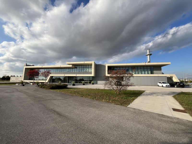 D223 - (Fabrizio - 393 1710719). Proponiamo a breve distanza da casello Pedemontana, capannone di...