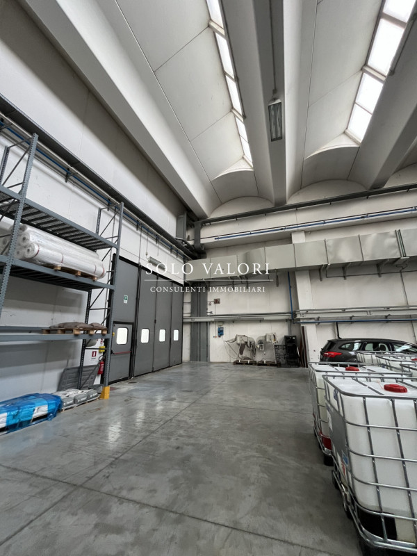 D223 - (Fabrizio - 393 1710719). Proponiamo a breve distanza da casello Pedemontana, capannone di...