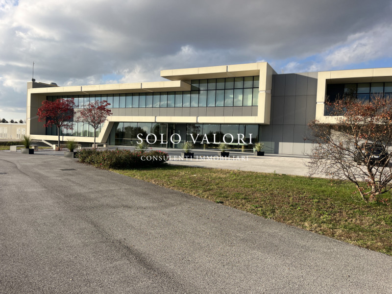 D223 - (Fabrizio - 393 1710719). Proponiamo a breve distanza da casello Pedemontana, capannone di...