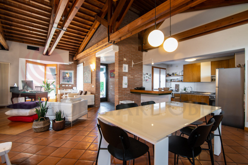 Proponiamo in vendita una splendida soluzione bifamiliare anni '90. 

La proprietà si sviluppa in...