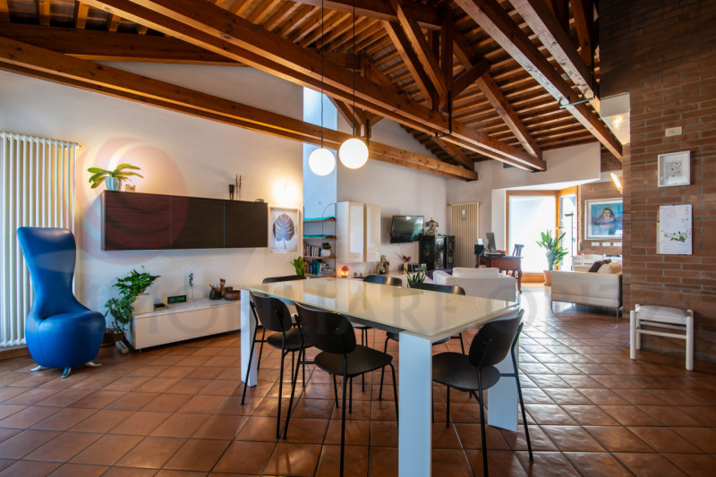 Proponiamo in vendita una splendida soluzione bifamiliare anni '90. 

La proprietà si sviluppa in...