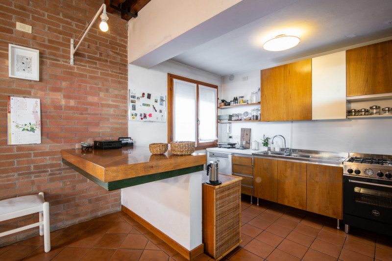 Proponiamo in vendita una splendida soluzione bifamiliare anni '90. 

La proprietà si sviluppa in...