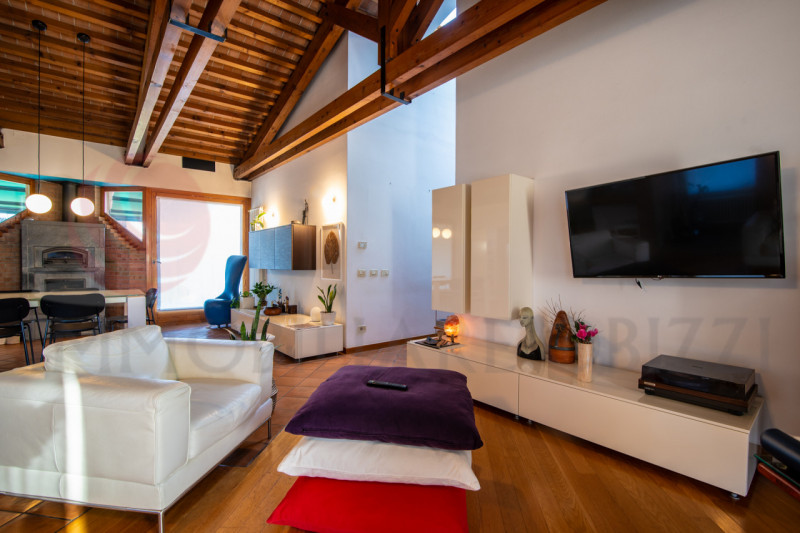 Proponiamo in vendita una splendida soluzione bifamiliare anni '90. 

La proprietà si sviluppa in...