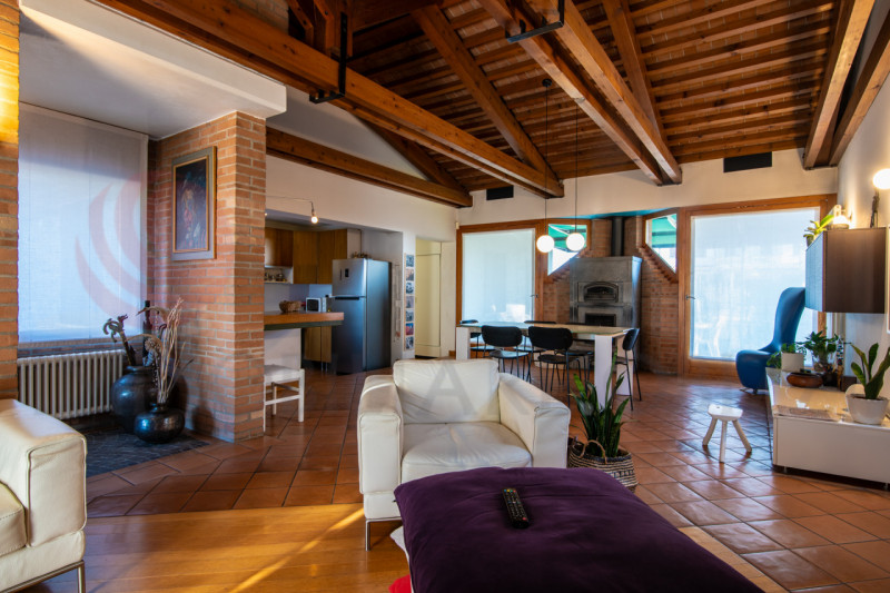 Proponiamo in vendita una splendida soluzione bifamiliare anni '90. 

La proprietà si sviluppa in...