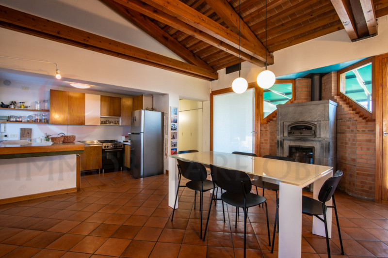 Proponiamo in vendita una splendida soluzione bifamiliare anni '90. 

La proprietà si sviluppa in...