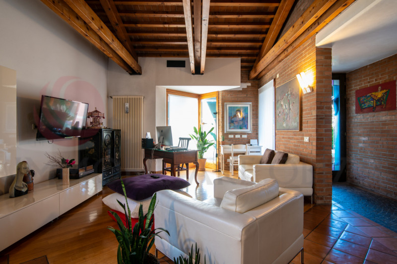 Proponiamo in vendita una splendida soluzione bifamiliare anni '90. 

La proprietà si sviluppa in...