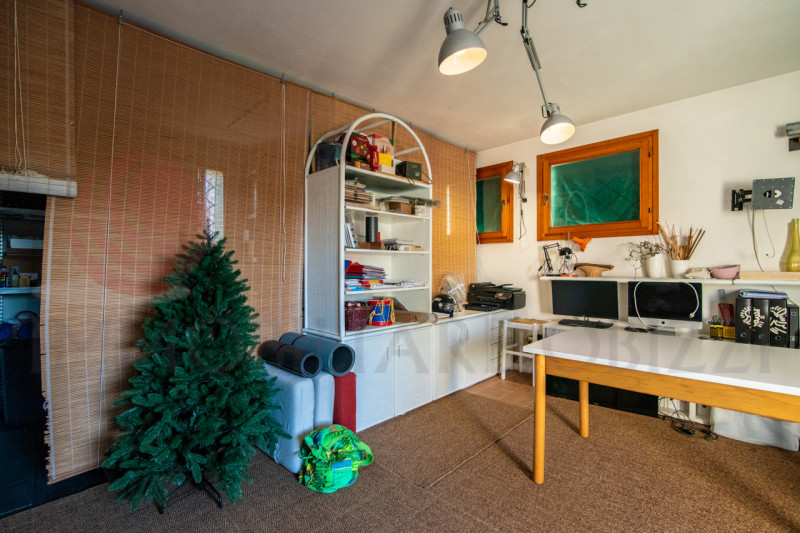 Proponiamo in vendita una splendida soluzione bifamiliare anni '90. 

La proprietà si sviluppa in...