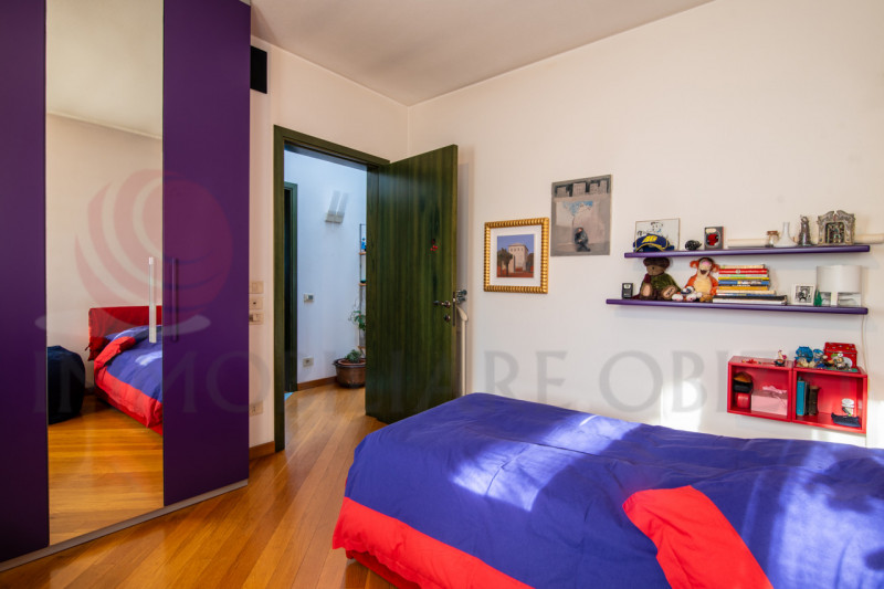 Proponiamo in vendita una splendida soluzione bifamiliare anni '90. 

La proprietà si sviluppa in...