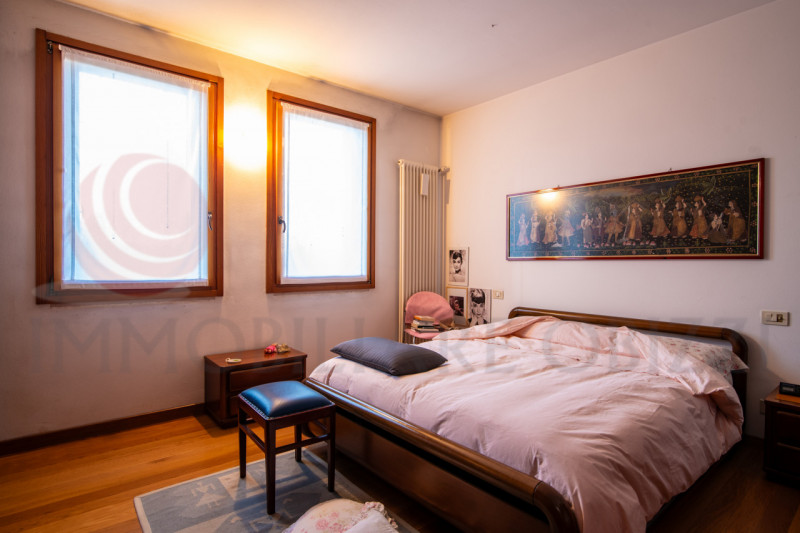 Proponiamo in vendita una splendida soluzione bifamiliare anni '90. 

La proprietà si sviluppa in...