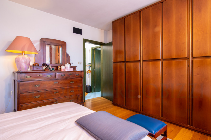 Proponiamo in vendita una splendida soluzione bifamiliare anni '90. 

La proprietà si sviluppa in...