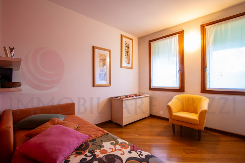 Proponiamo in vendita una splendida soluzione bifamiliare anni '90. 

La proprietà si sviluppa in...