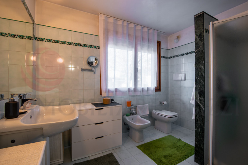 Proponiamo in vendita una splendida soluzione bifamiliare anni '90. 

La proprietà si sviluppa in...