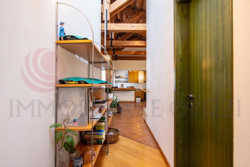 Proponiamo in vendita una splendida soluzione bifamiliare anni '90. 

La proprietà si sviluppa in...