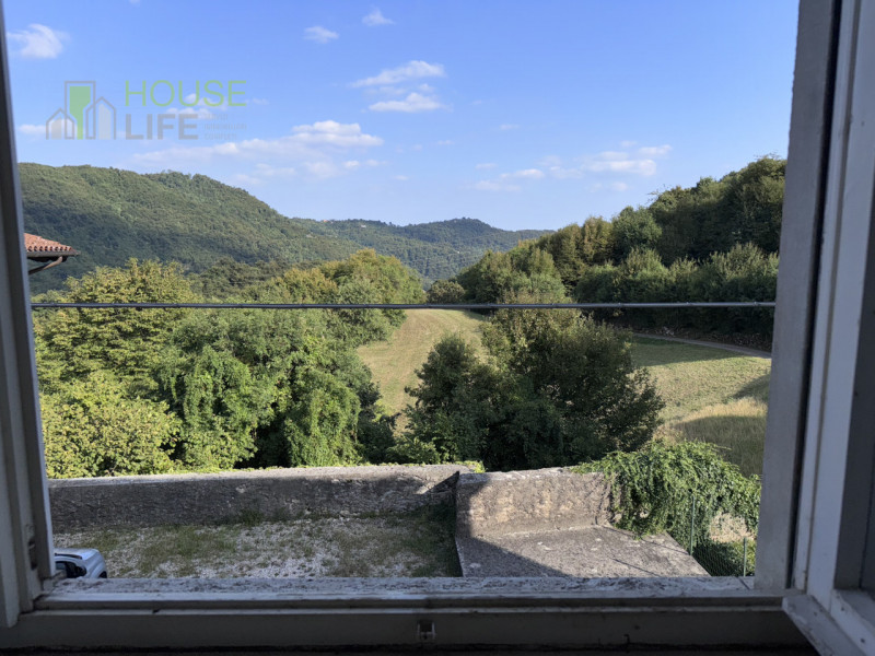 MONTE DI MALO – CAMPIPIANI: In posizione panoramica e tranquilla, all’interno della contrada cent...
