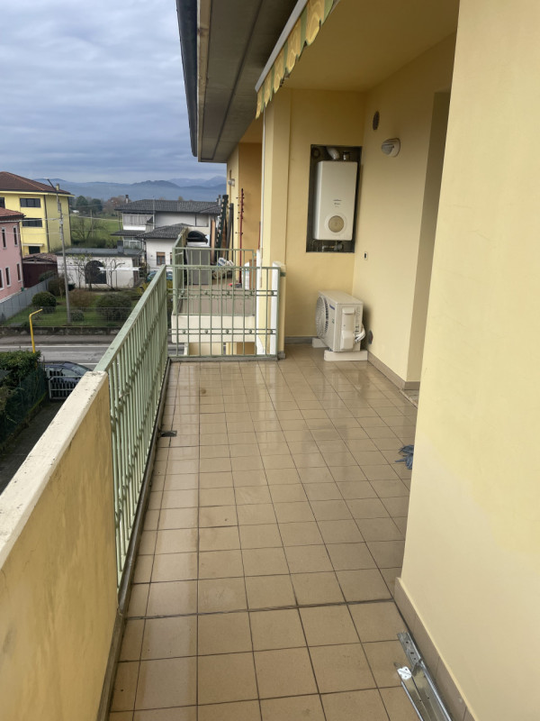 Situato a Polegge, proponiamo in affitto un accogliente appartamento bilocale al secondo piano di...