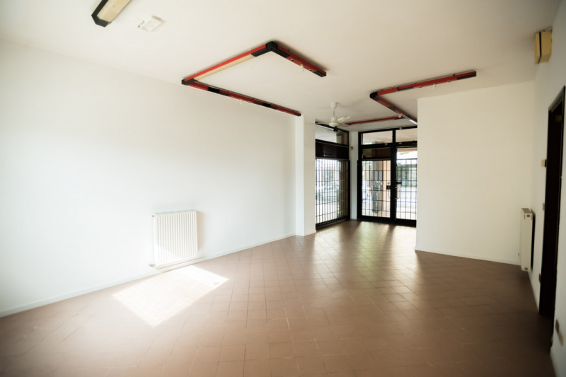 (Per INFO Monica 3482688677) In vendita, nel cuore della vivace zona di Mortise a Padova, proponi...