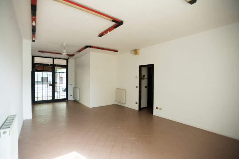 (Per INFO Monica 3482688677) In vendita, nel cuore della vivace zona di Mortise a Padova, proponi...