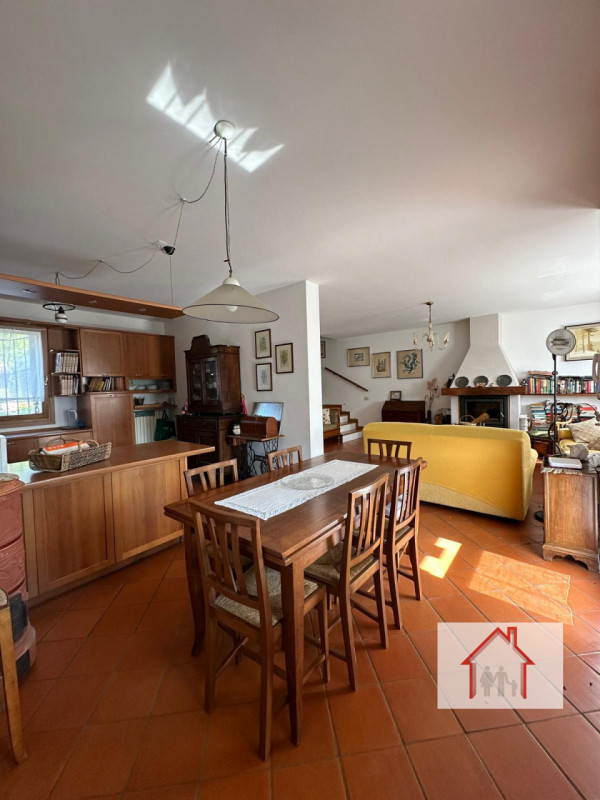 CASA A SCHIERA IMMERSA NEL VERDE A SANTI ANGELI

L'agenzia Luxor ha il piacere di proporvi in ven...