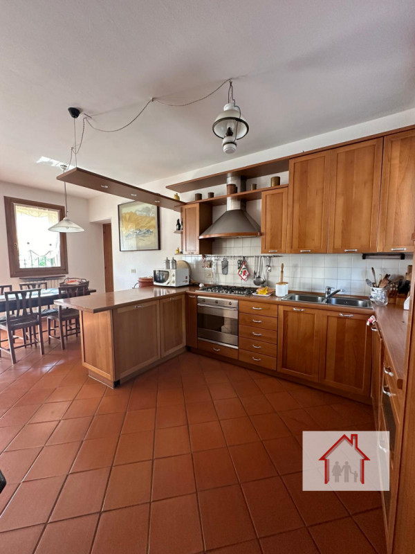 CASA A SCHIERA IMMERSA NEL VERDE A SANTI ANGELI

L'agenzia Luxor ha il piacere di proporvi in ven...