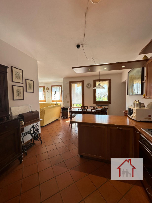 CASA A SCHIERA IMMERSA NEL VERDE A SANTI ANGELI

L'agenzia Luxor ha il piacere di proporvi in ven...