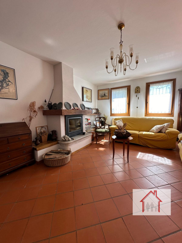 CASA A SCHIERA IMMERSA NEL VERDE A SANTI ANGELI

L'agenzia Luxor ha il piacere di proporvi in ven...