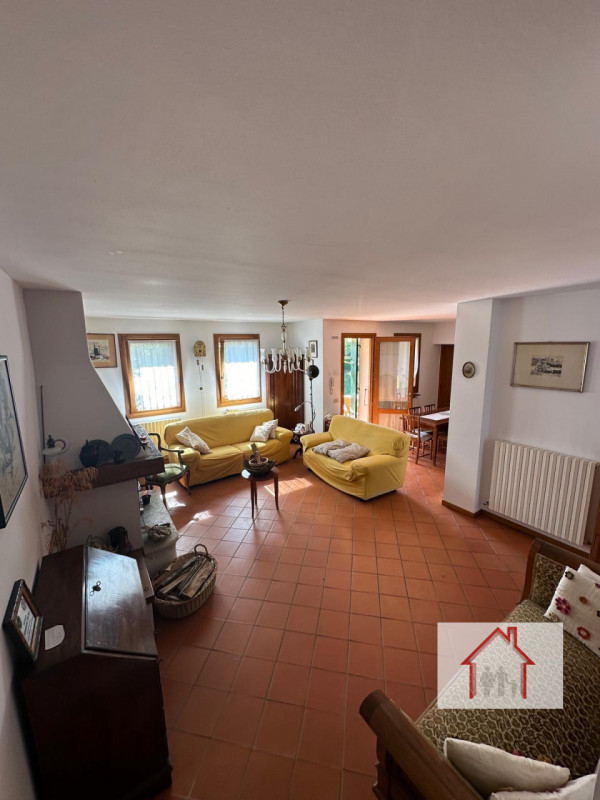 CASA A SCHIERA IMMERSA NEL VERDE A SANTI ANGELI

L'agenzia Luxor ha il piacere di proporvi in ven...