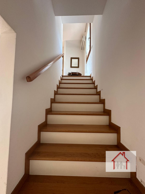 CASA A SCHIERA IMMERSA NEL VERDE A SANTI ANGELI

L'agenzia Luxor ha il piacere di proporvi in ven...