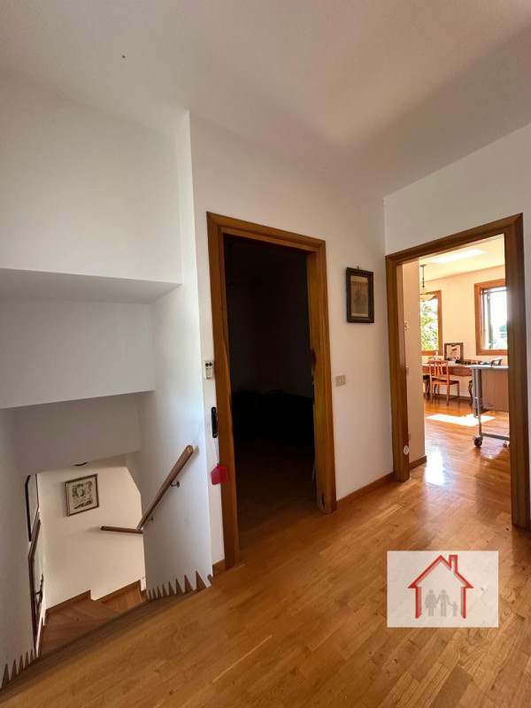 CASA A SCHIERA IMMERSA NEL VERDE A SANTI ANGELI

L'agenzia Luxor ha il piacere di proporvi in ven...