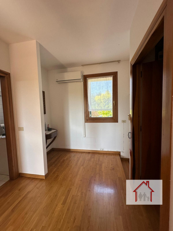 CASA A SCHIERA IMMERSA NEL VERDE A SANTI ANGELI

L'agenzia Luxor ha il piacere di proporvi in ven...