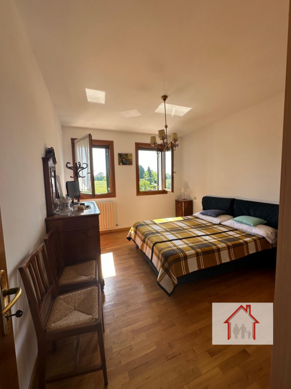 CASA A SCHIERA IMMERSA NEL VERDE A SANTI ANGELI

L'agenzia Luxor ha il piacere di proporvi in ven...