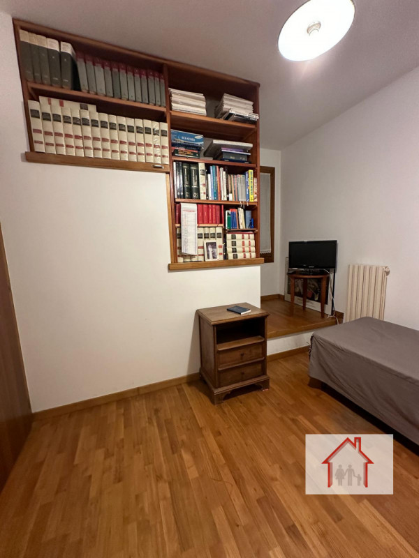 CASA A SCHIERA IMMERSA NEL VERDE A SANTI ANGELI

L'agenzia Luxor ha il piacere di proporvi in ven...