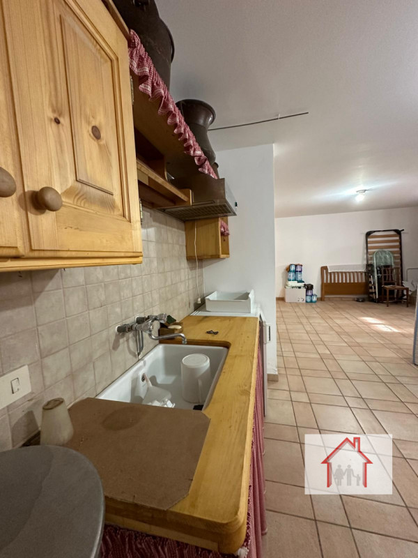 CASA A SCHIERA IMMERSA NEL VERDE A SANTI ANGELI

L'agenzia Luxor ha il piacere di proporvi in ven...