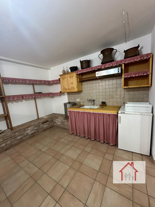 CASA A SCHIERA IMMERSA NEL VERDE A SANTI ANGELI

L'agenzia Luxor ha il piacere di proporvi in ven...