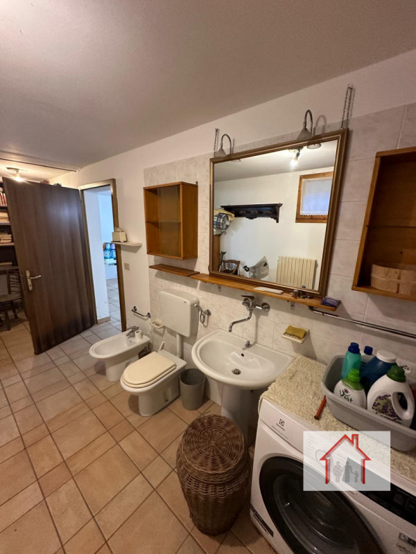 CASA A SCHIERA IMMERSA NEL VERDE A SANTI ANGELI

L'agenzia Luxor ha il piacere di proporvi in ven...