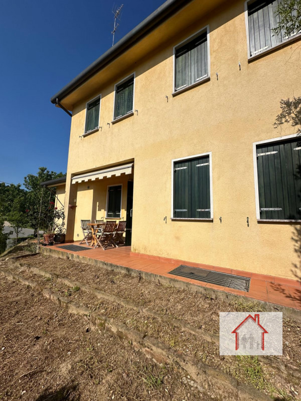 CASA A SCHIERA IMMERSA NEL VERDE A SANTI ANGELI

L'agenzia Luxor ha il piacere di proporvi in ven...