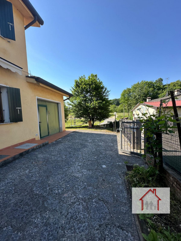 CASA A SCHIERA IMMERSA NEL VERDE A SANTI ANGELI

L'agenzia Luxor ha il piacere di proporvi in ven...