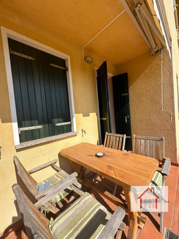 CASA A SCHIERA IMMERSA NEL VERDE A SANTI ANGELI

L'agenzia Luxor ha il piacere di proporvi in ven...