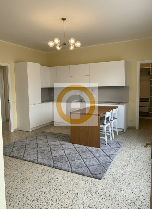 Proponiamo in vendita un ampio appartamento bilocale di circa 70 mq situato nella tranquilla e pa...