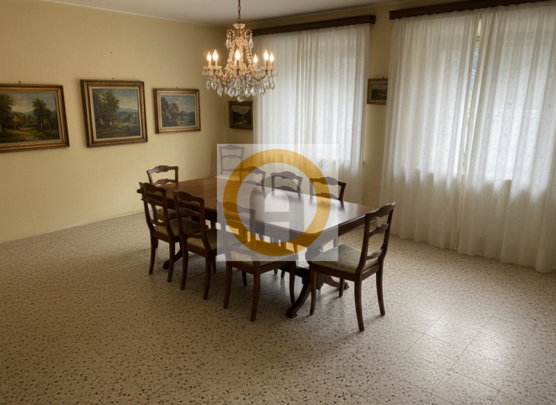 Proponiamo in vendita un ampio appartamento bilocale di circa 70 mq situato nella tranquilla e pa...